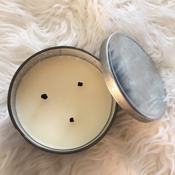 Bath & Body Works/White Barn Blueberry Pie candle - Picture 2 of 3